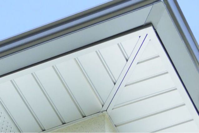 Sous-face aluminium rénovée sous un avant-toit