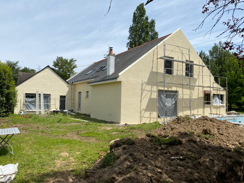 Rénovation de façade en cours sur une maison typique de la région