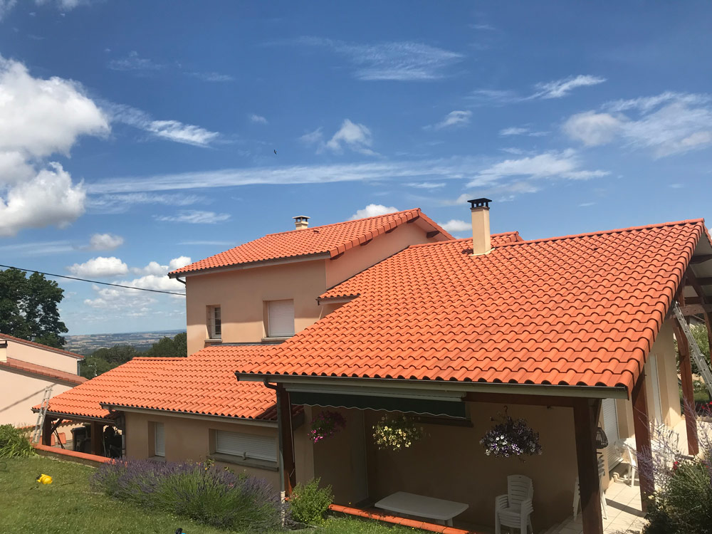 Toiture en tuiles rénovée sur une maison régionale