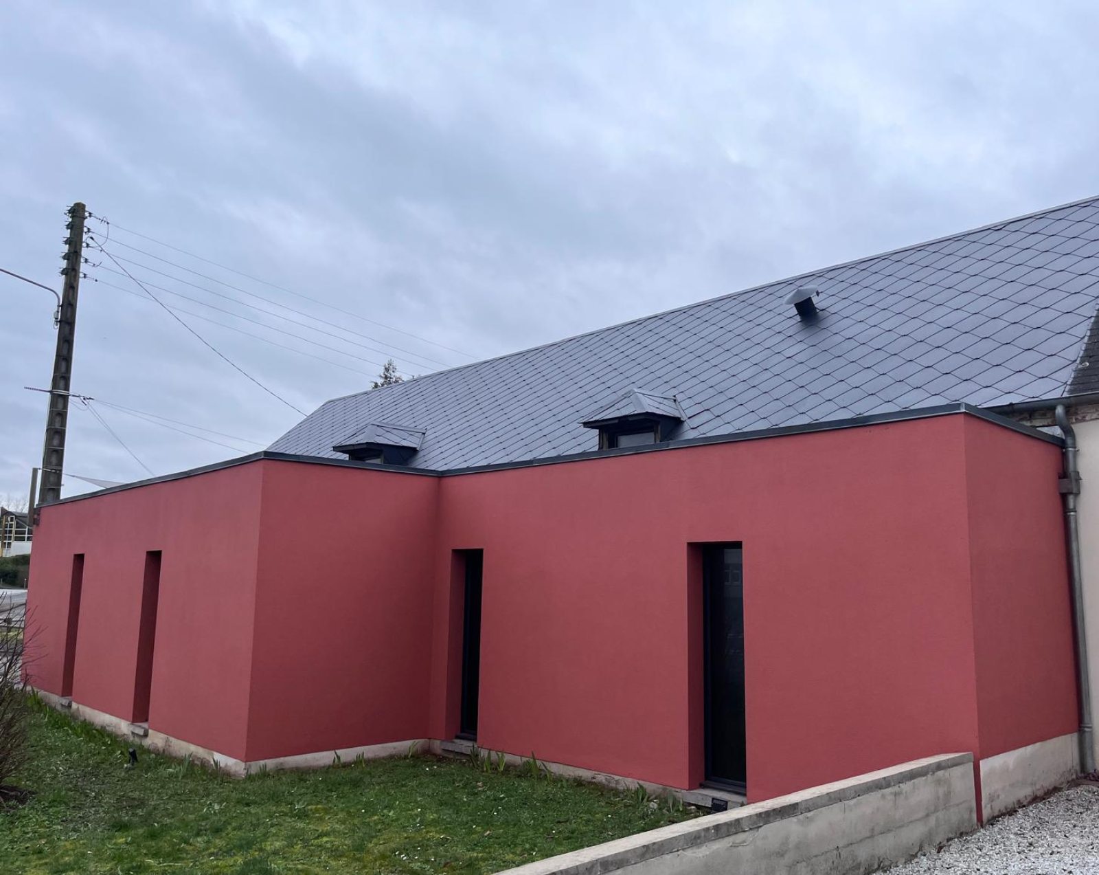 Façade rénovée de couleur rouge