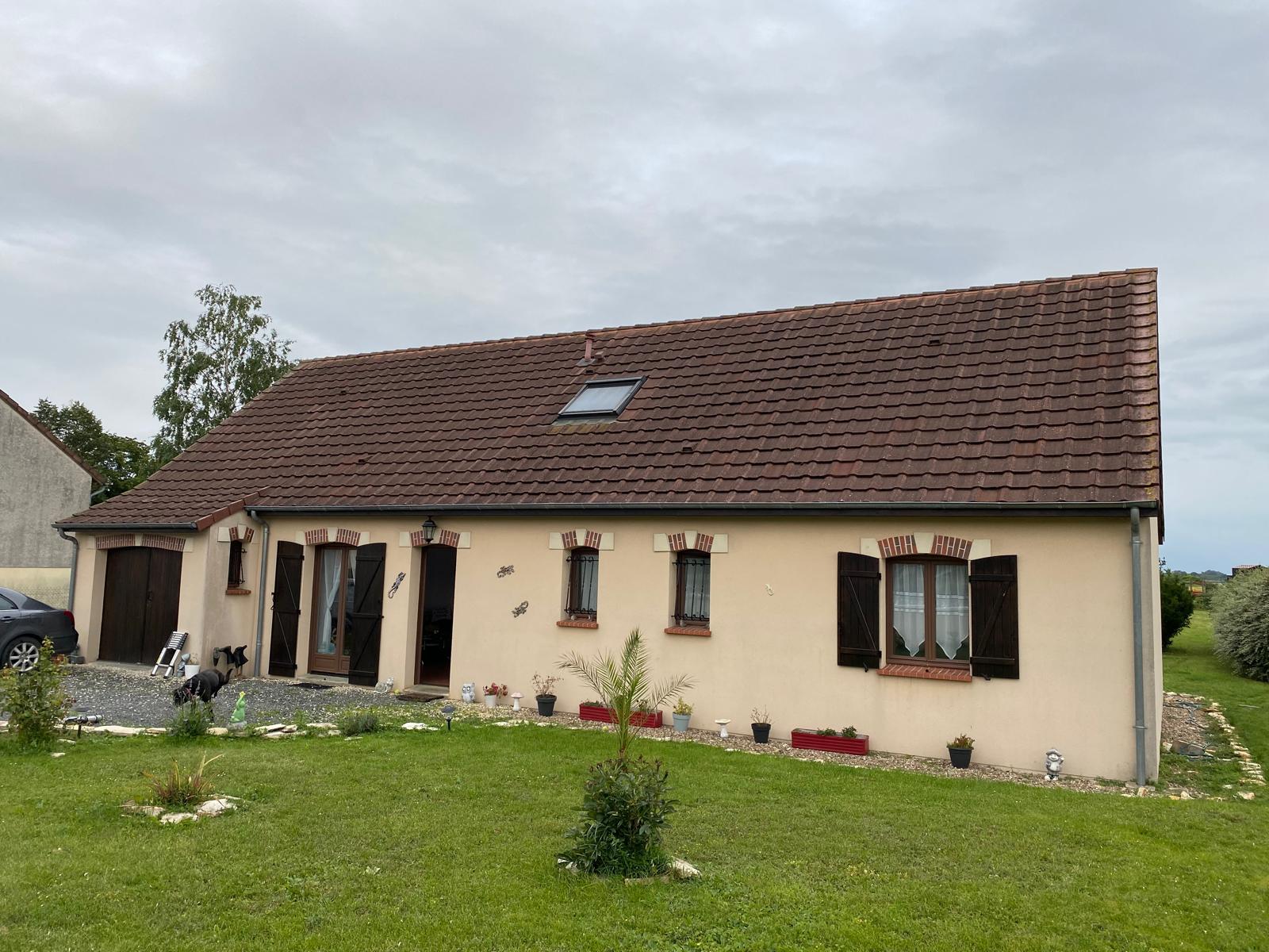 Toiture entretenue sur une maison individuelle
