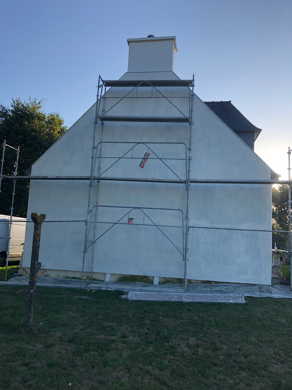 Chantier d'isolation extérieure sur une maison individuelle