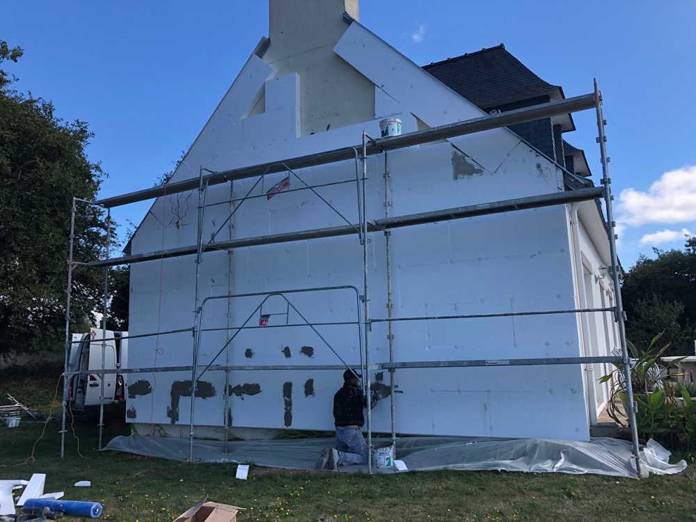 Isolation thermique extérieure en cours sur une maison régionale