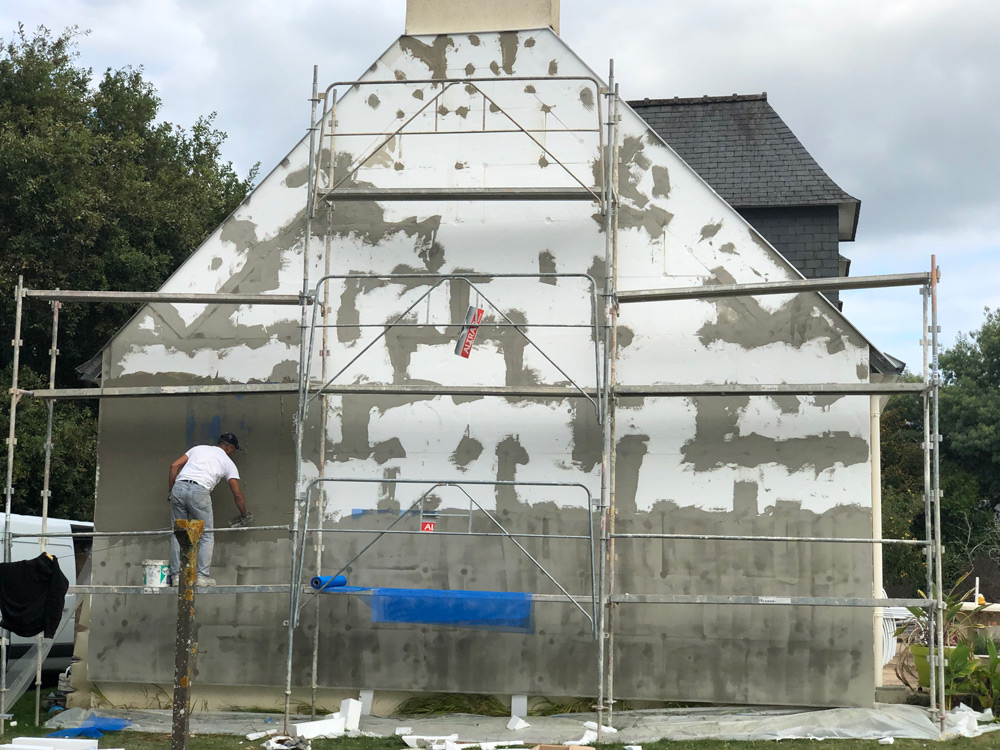 Façade de maison en cours de rénovation