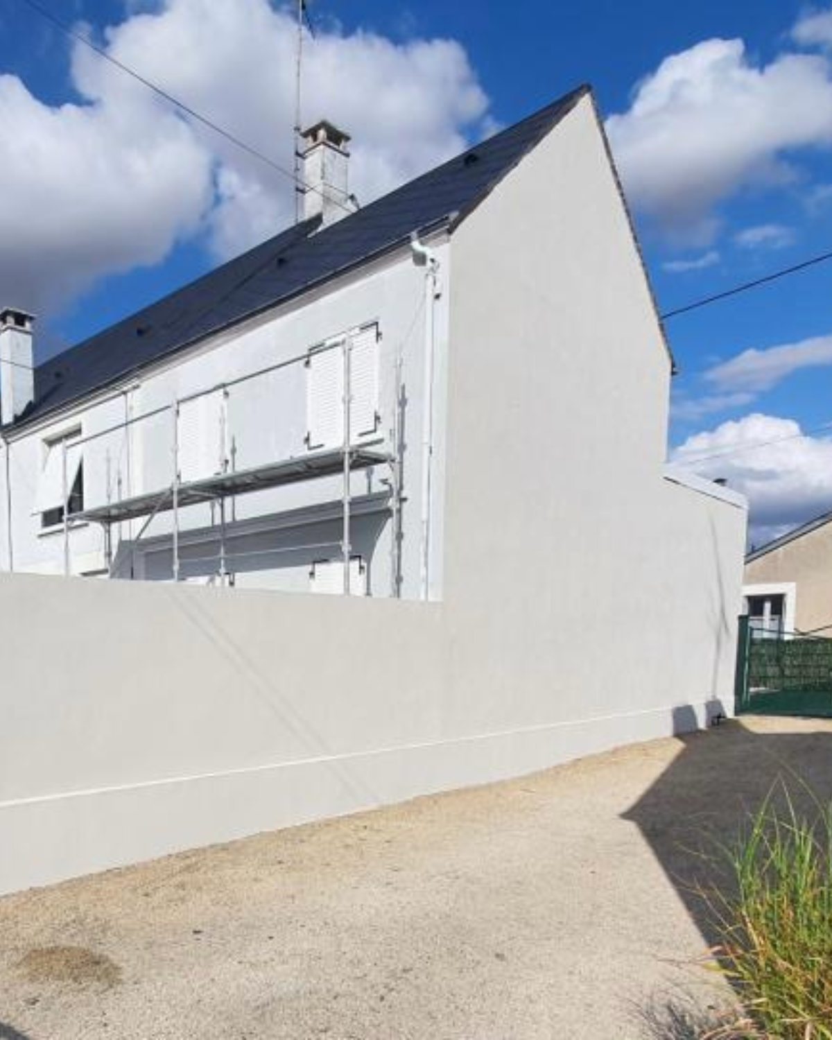 Façade claire d'une maison après intervention