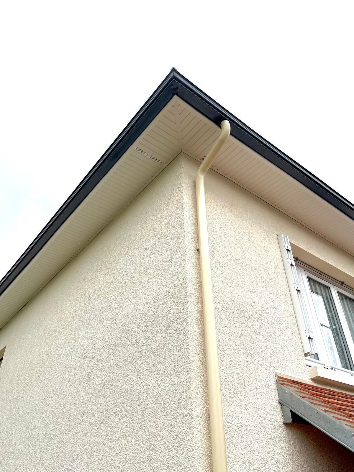 Gouttière et dessous de toit rénovés sur une maison individuelle