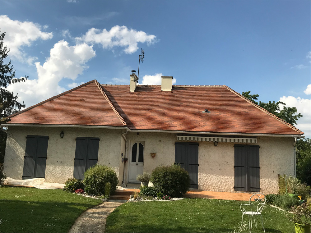 Maison avec une toiture en ardoises entretenue